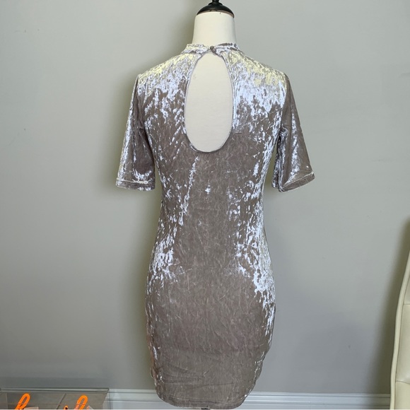 Love J Woman’s Beige Velvet Dress Size Medium - Picture 5 of 15